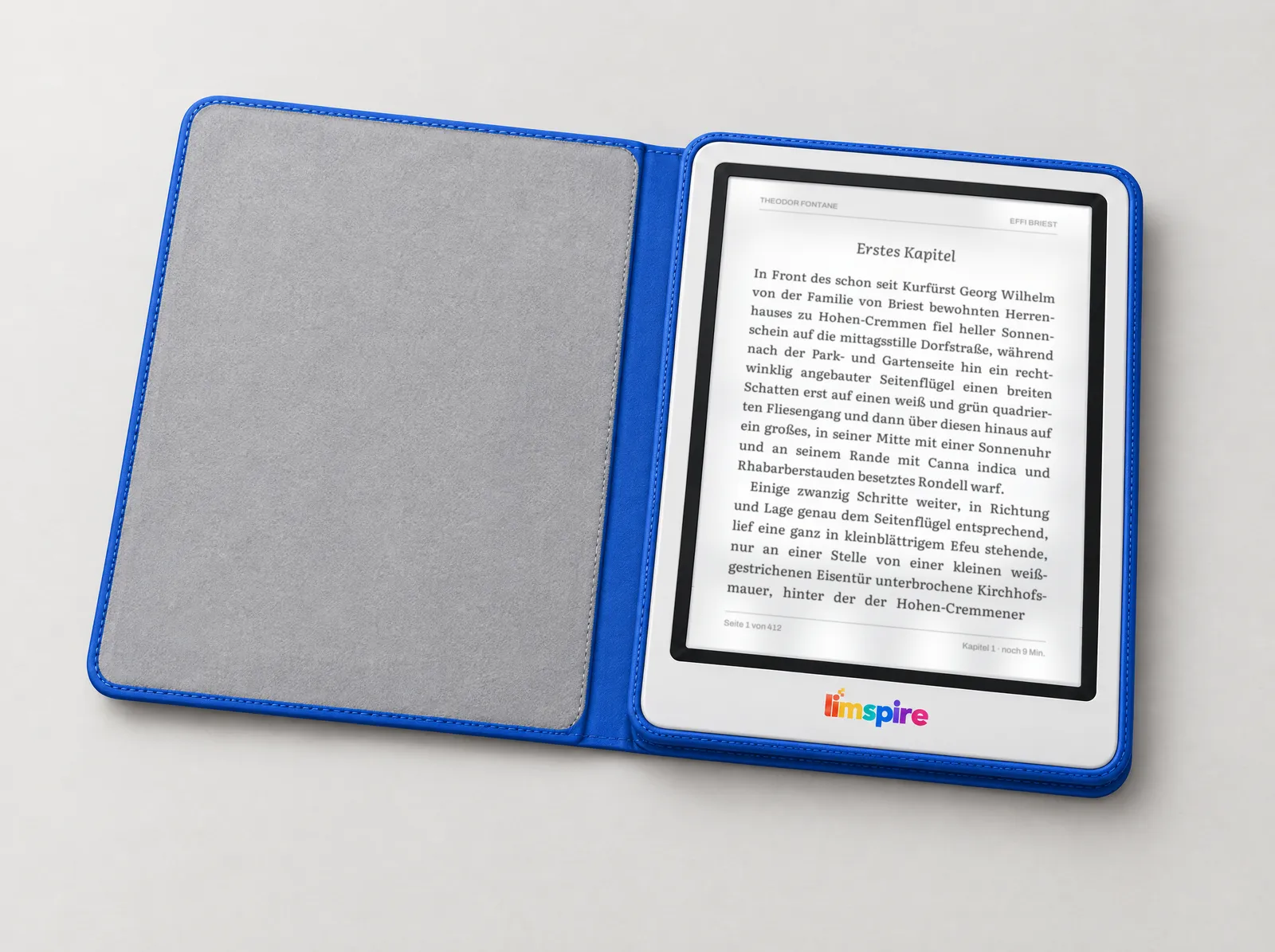 Aufgeklappte blaue Hülle mit grauer Mikrofaser innen, rechts sitzt der weiße limspire E-Reader in der Schale
